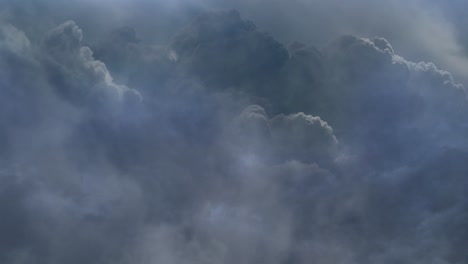 tormenta de 4k, nube oscura y blanca en el cielo en movimiento