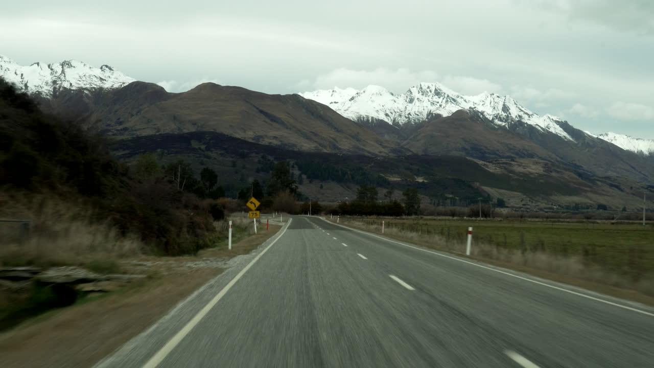 뉴질랜드의 아름다운 나라를 통해 운전하는 1인칭 시점