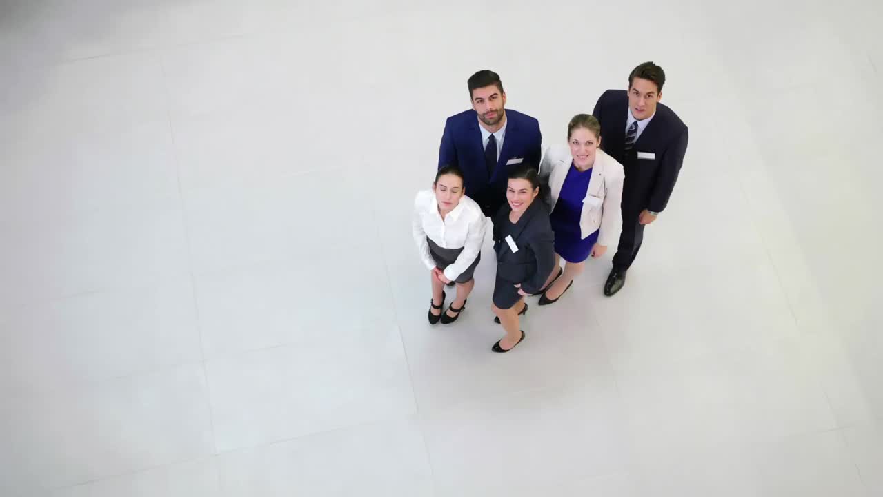 empresarios sonrientes mostrando los pulgares en la oficina