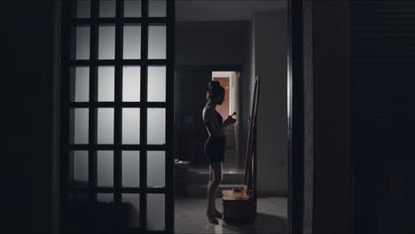 메이크업을 적용하고 퇴장하기 위해 방에 들어가는 젊은 여성