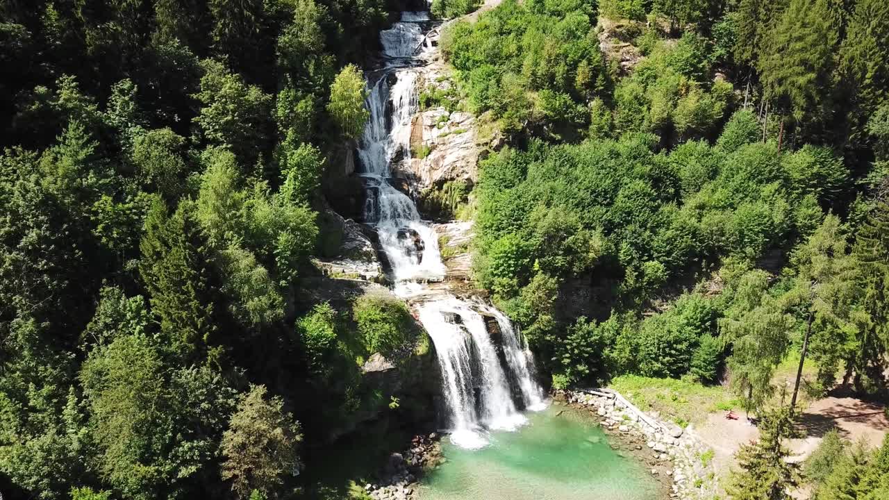 Vista aerea mozzafiato di una cascata in una foresta lussureggiante