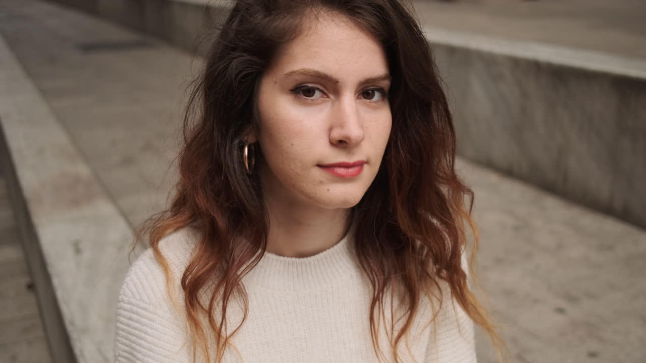 una joven hermosa abriendo los ojos.