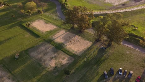 Luftaufnahme-Von-Oben-Nach-Unten-Von-Spielern,-Die-Während-Eines-Sonnigen-Tages-Auf-Einem-Sandfeld-Volleyball-Spielen,-4k