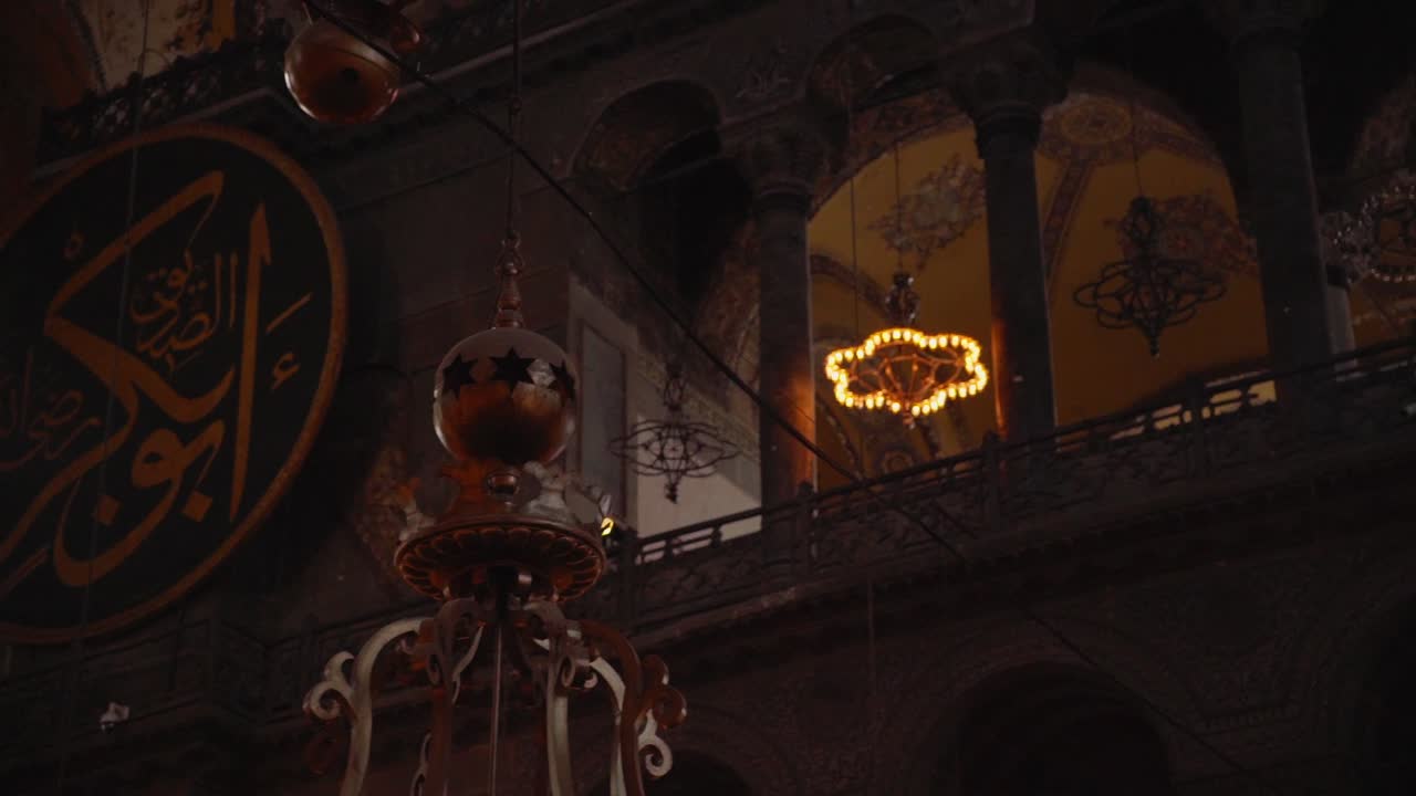 터키 이스탄불의 비잔틴과 오스만 화려함에 있는 하기아 소피아 모스크의 내부를 올려다보고 있습니다.