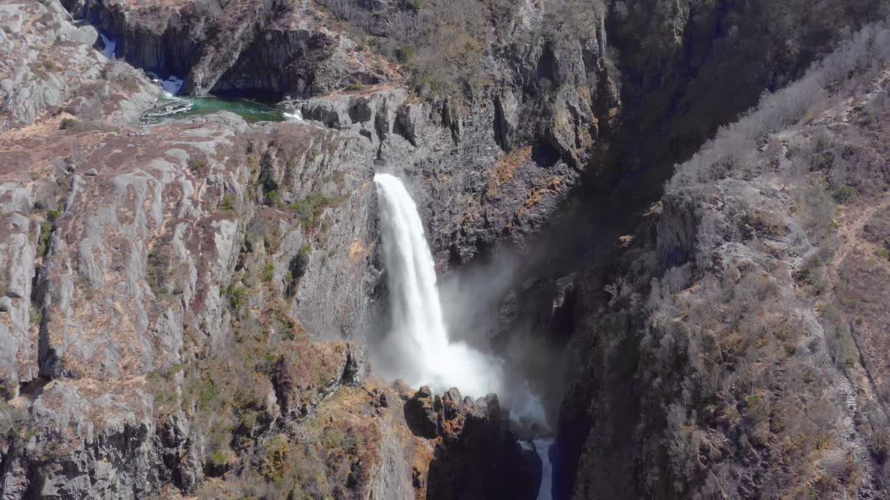 vista aérea de drones de la impresionante cascada y el empinado cañón rocoso en la reserva natural de rogaland, noruega