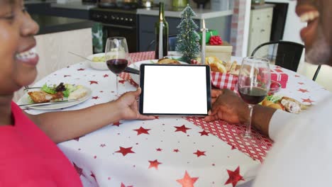 Pareja-Afroamericana-Sonriente-Haciendo-Videollamada-Navideña-Con-Tableta,-Copiando-Espacio-En-La-Pantalla