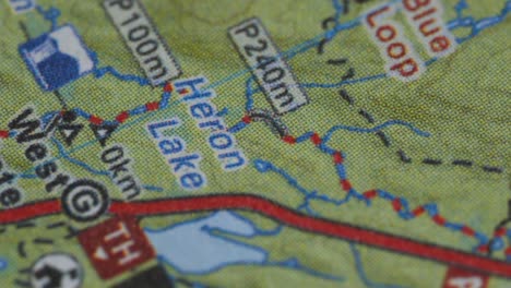 primer plano del parque provincial de algonquin en un mapa, planeando vacaciones de camping