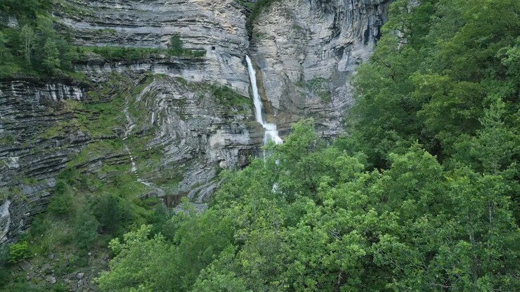 Cascata Sorrosal su una scogliera di giorno