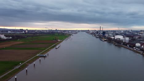 emisiones y el puerto de envío del complejo de la industria química al crepúsculo, aéreo