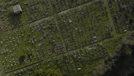 iglesia antigua cementerio vista de pájaro sobrecarga aérea del reino unido temporada invierno-primavera