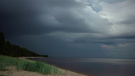 In-Diesem-Dynamischen-Zeitraffer-Ziehen-Dramatische-Und-Stürmische-Wolken-über-Das-Meer