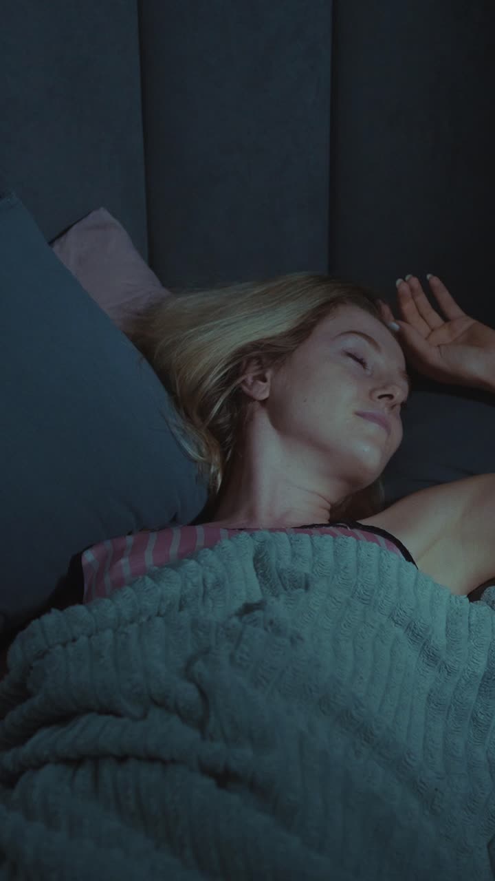 mujer durmiendo en la cama por la noche