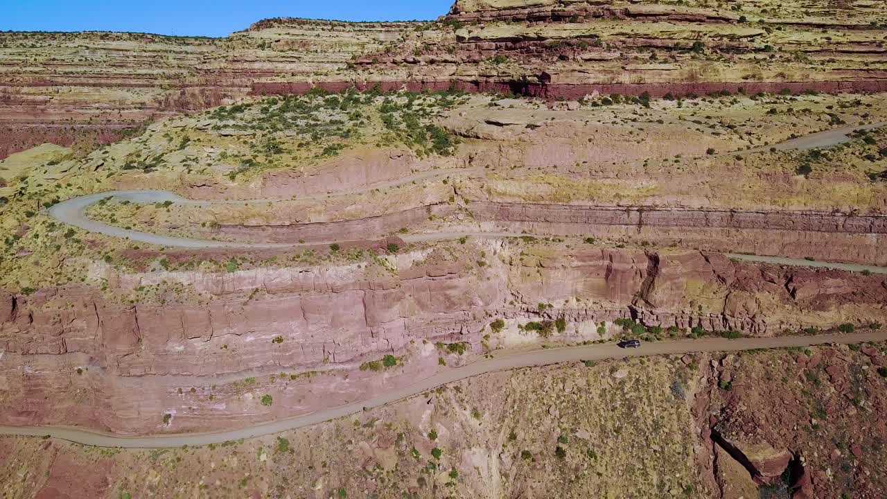antena como un coche viaja por la peligrosa carretera de montaña de moki dugway desierto de nuevo méxico suroeste 1