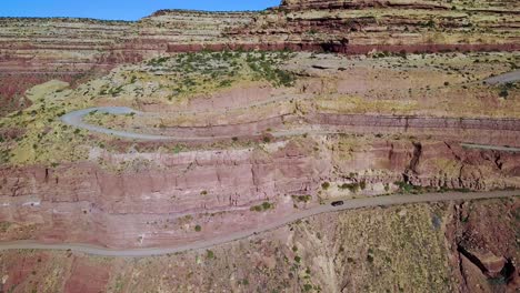 Antena-Como-Un-Coche-Viaja-Por-La-Peligrosa-Carretera-De-Montaña-De-Moki-Dugway-Desierto-De-Nuevo-México-Suroeste-1