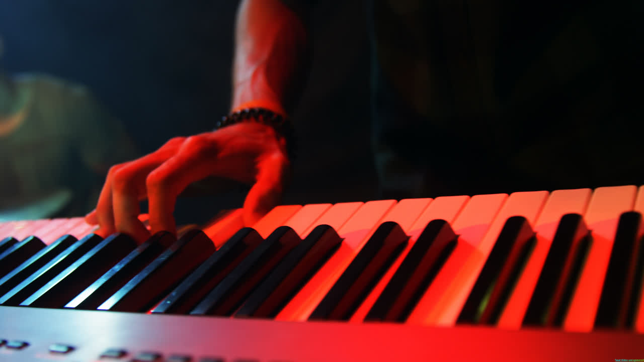 músico tocando el piano eléctrico 4k