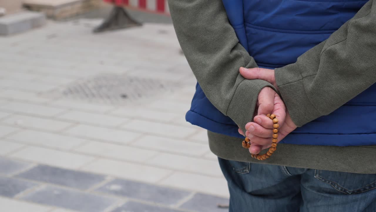 야외에서 기도하는 남자