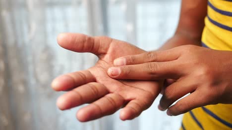 persona comprobando si su mano tiene dolor