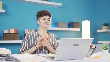 Student-Schaut-Auf-Laptop-Und-Klatscht.-Er-Gratuliert-Sich-Selbst.