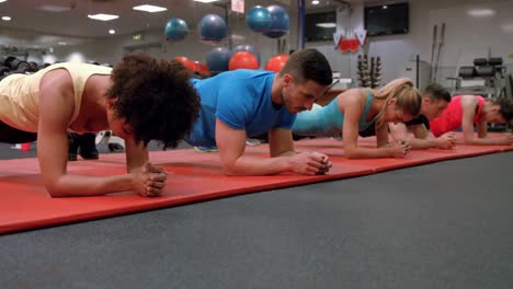 Colocar-Personas-En-Posición-De-Tabla-En-El-Gimnasio.