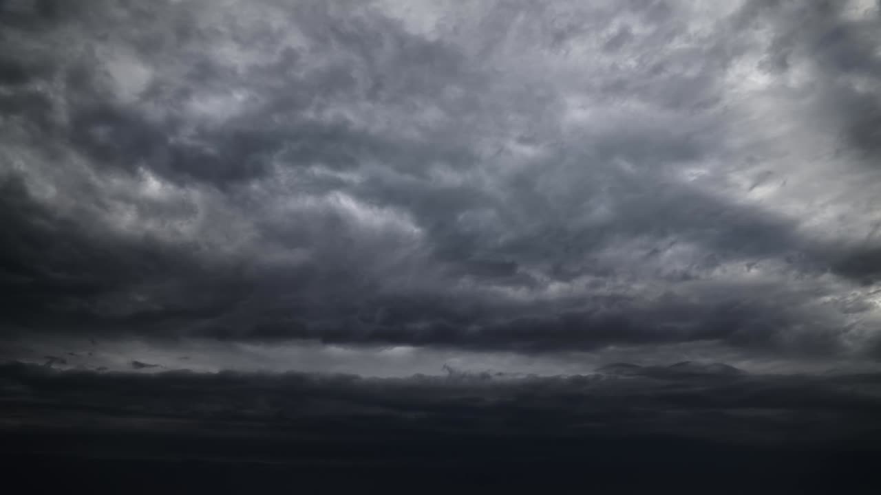 어두운 극적인 폭풍우 하늘의 시간 경과