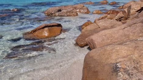 el agua clara se eleva lentamente en la orilla rocosa de la playa de mealup en el suroeste de australia.