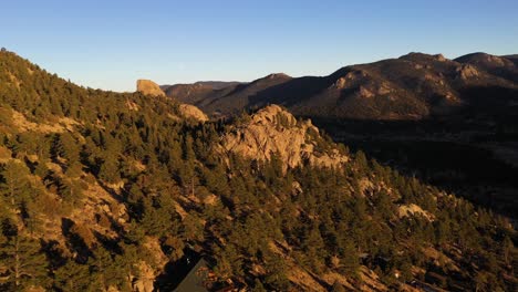 Cresta-De-La-Montaña-Con-árboles-Puesta-De-Sol-Aérea-Pan-Shot-4k