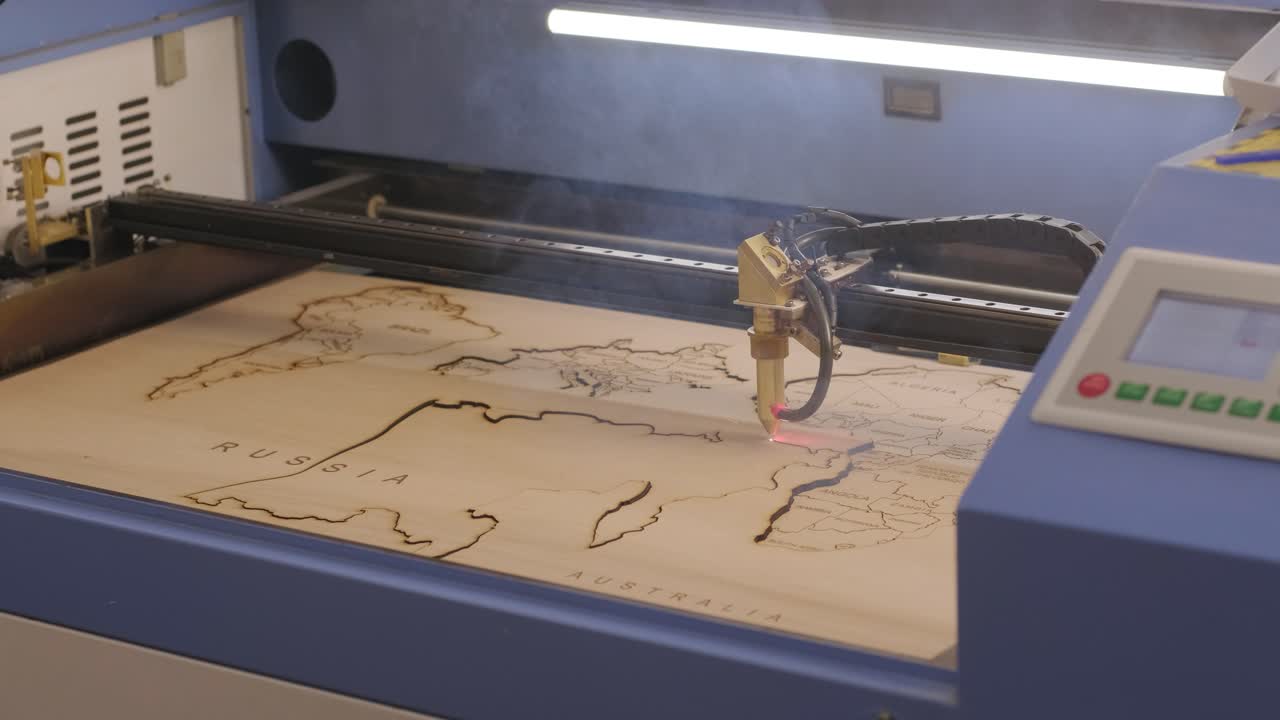 la máquina de corte por láser cnc corta tablas de madera y contrachapado