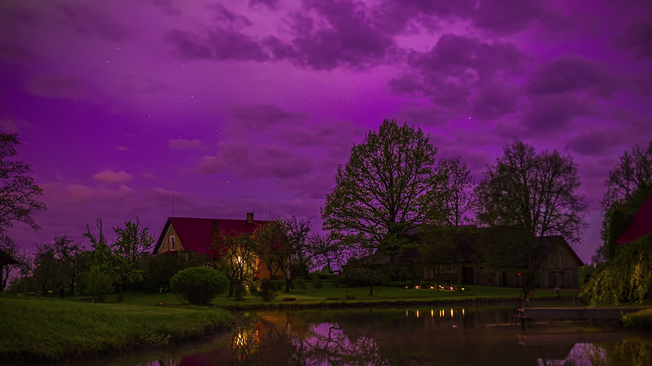 escena idílica de las casas cerca del estanque durante el amanecer hasta el anochecer