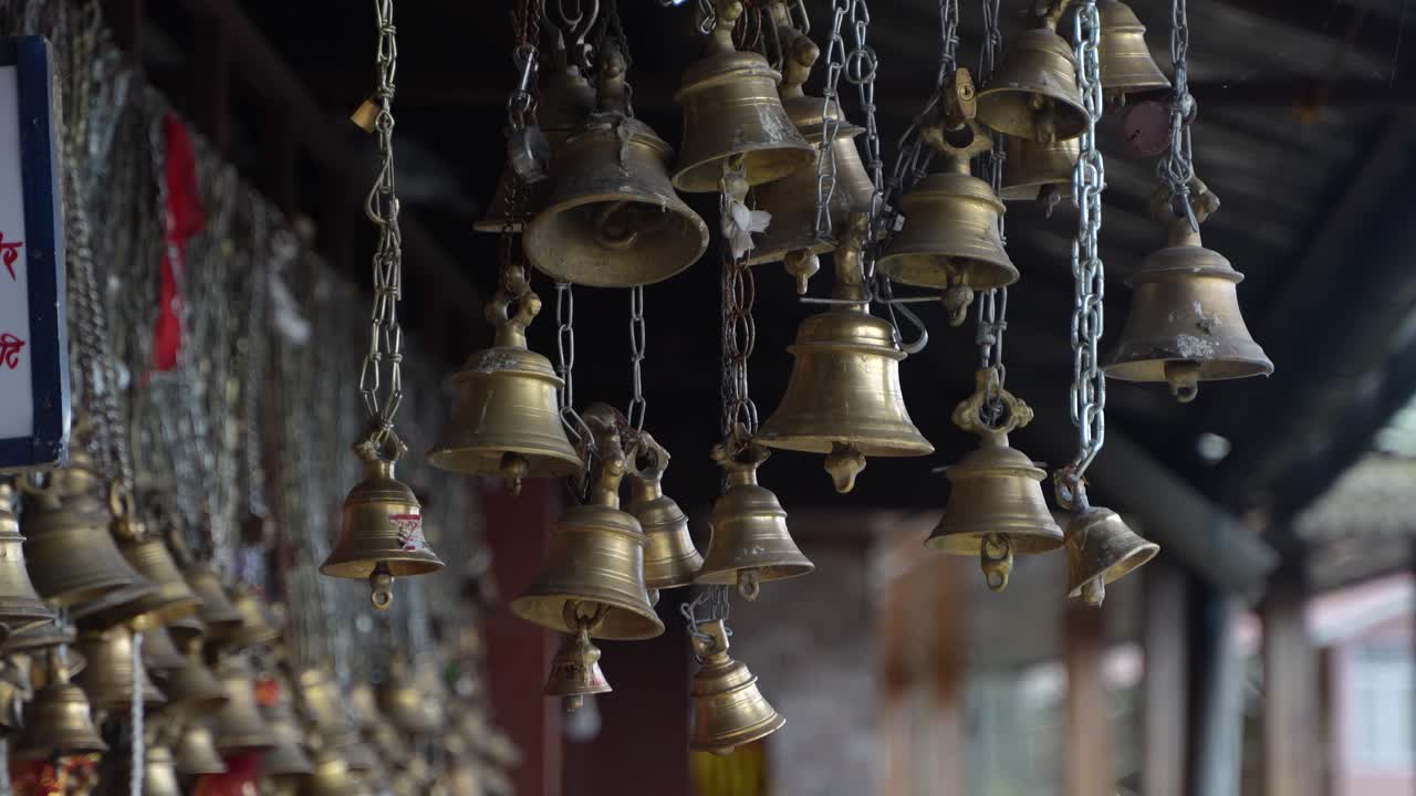 Ci sono molte campane all'interno del tempio