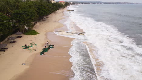 erosión costera causada por un tifón en un balneario