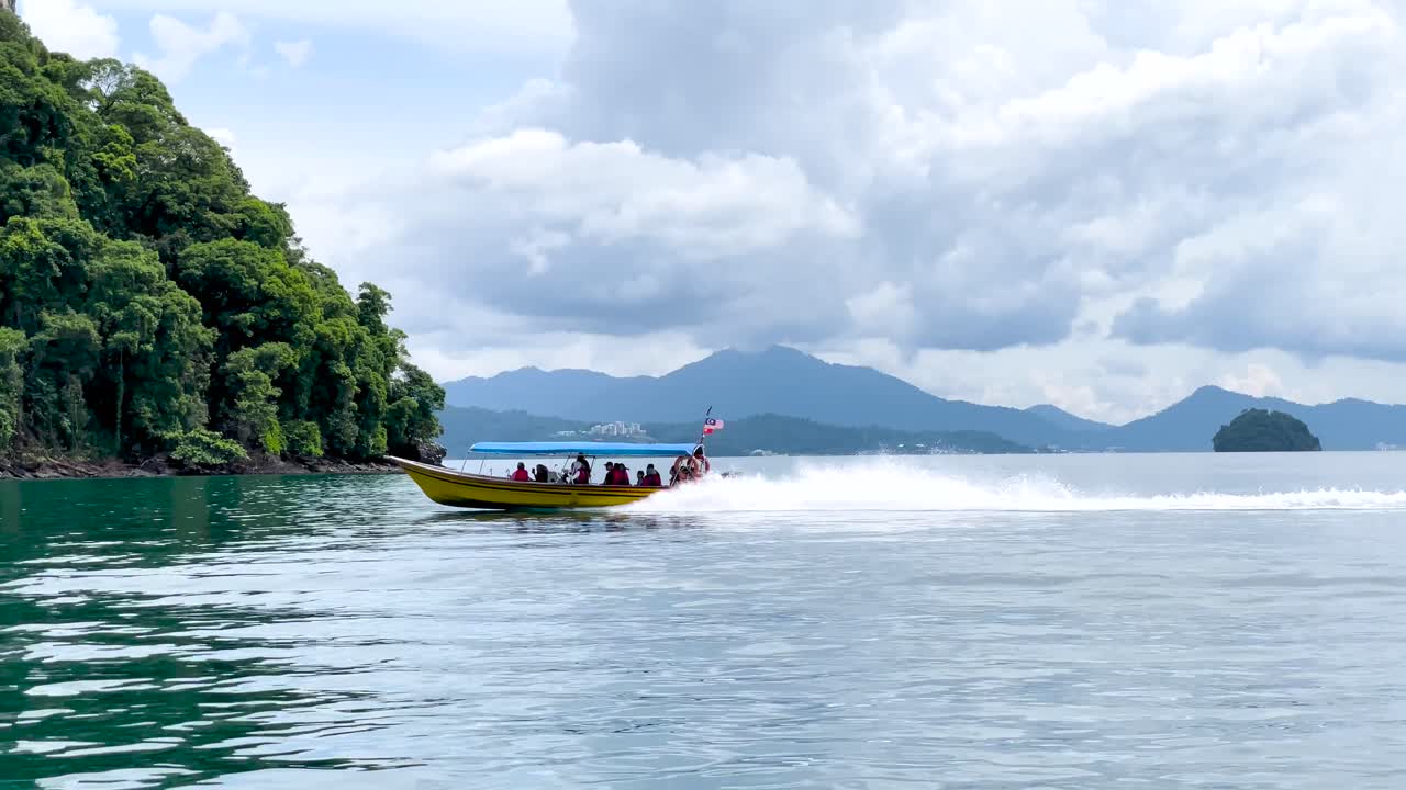 recorrido turístico en lancha motora sobre el océano azul con una impresionante costa a la vista