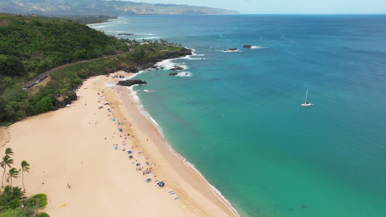 Volando sopra la spiaggia di Waimea Bay nelle Hawaii