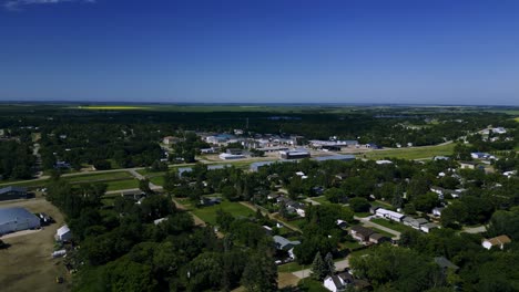 Vista-Aérea-De-Drones-Del-Pequeño-Municipio-De-La-Ciudad-Forestal-Junto-Al-Lago-Killarney-Manitoba-En-El-Parque-Nacional-Turtle-Mountain-En-El-Sur-De-Canadá