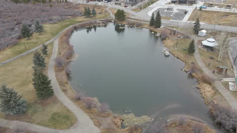 Aerial-Dolly-Schuss-über-Einen-Kleinen-Teich-Im-Wiesenbachpark