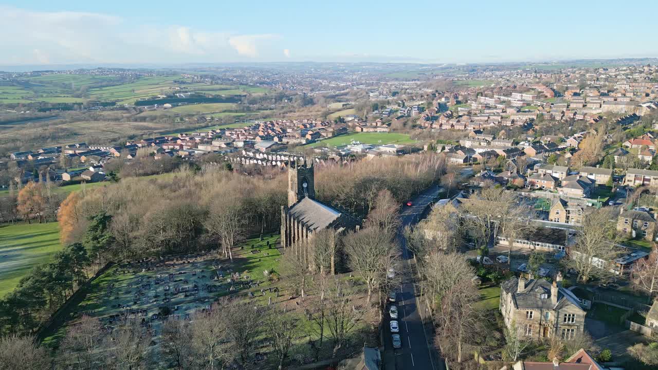 Veduta aerea cinematografica della Chiesa di San Giovanni Evangelista a Dewsbury Moor, Regno Unito.