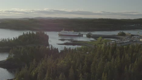 Push-in-on-ferry-at-dock