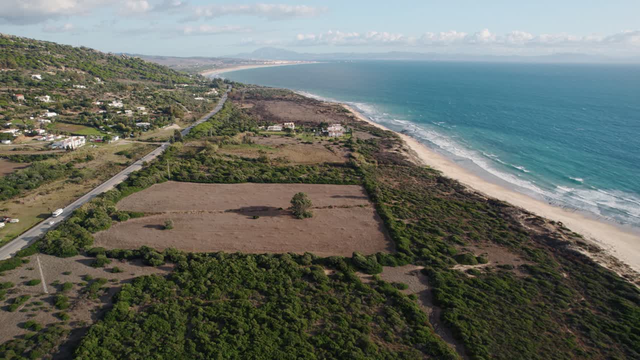 toma de drone de la ciudad rural de tarifa en la costa de españa