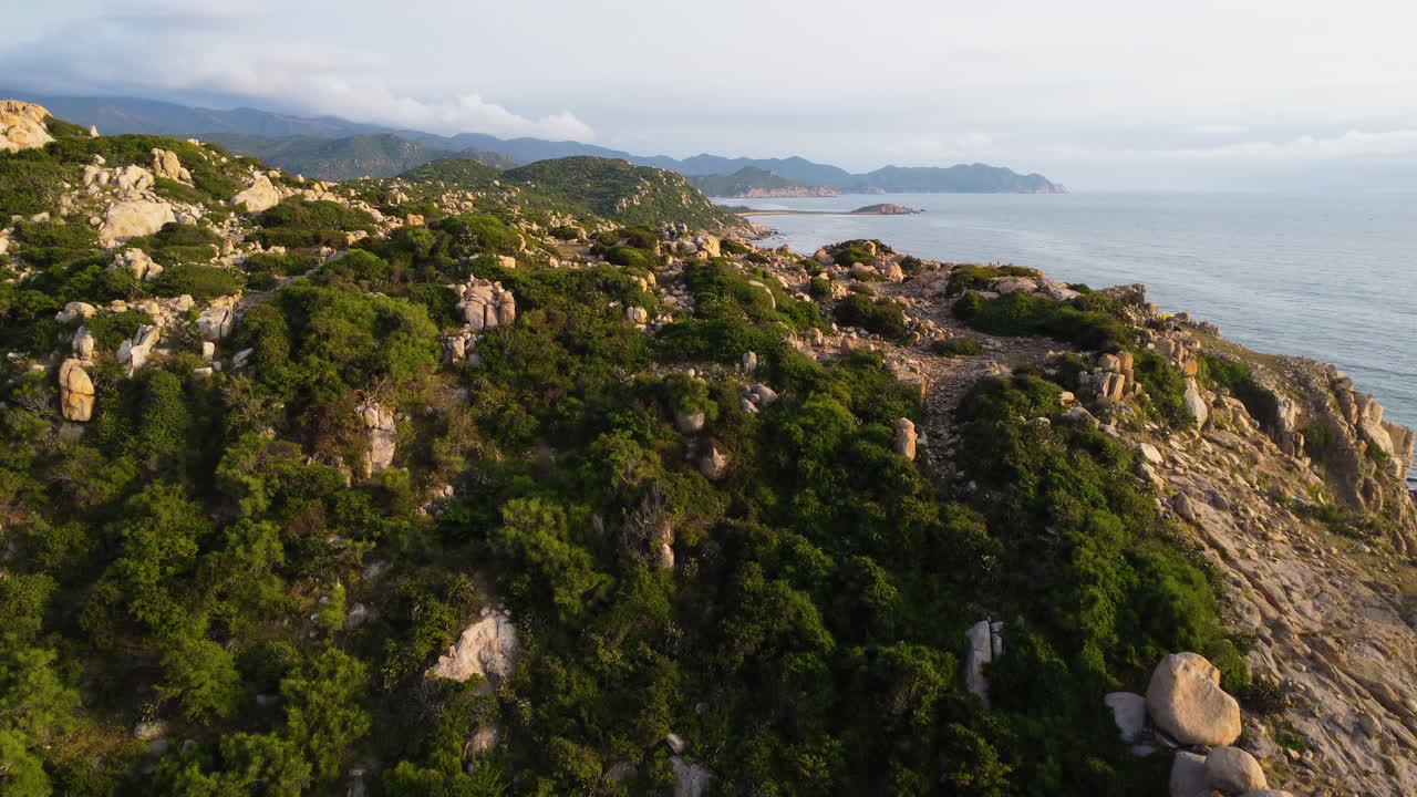 ascenso aéreo revelando el hermoso paisaje de la costa de ninh thuan, vietnam