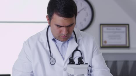 veterinario con un microscopio