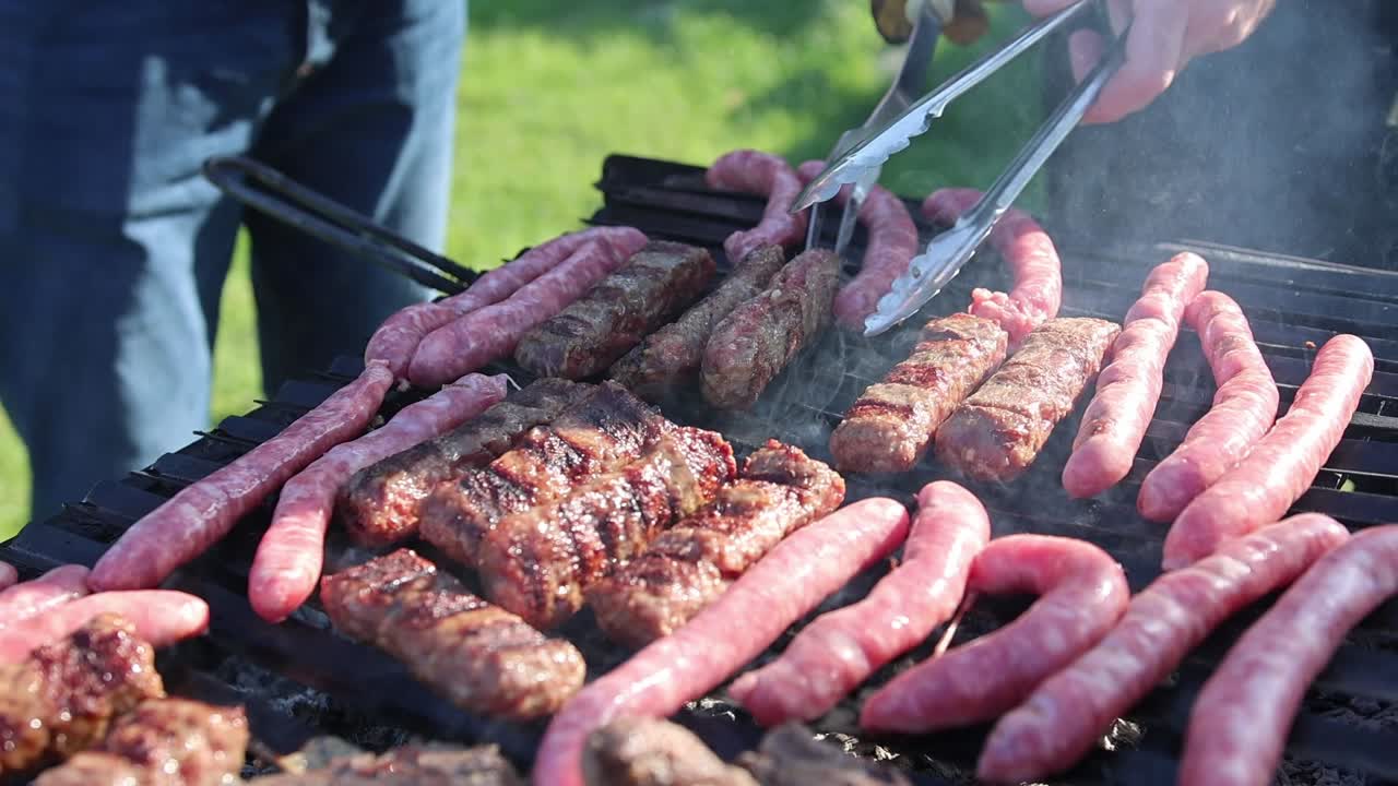 grupo de personas asando salchichas de carne en la parrilla para el almuerzo