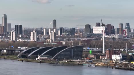 Antena-Sobre-El-Nuevo-Río-Mosa-Y-La-Vista-Del-Horizonte-De-Rotterdam,-Vista-De-Zalmhuis