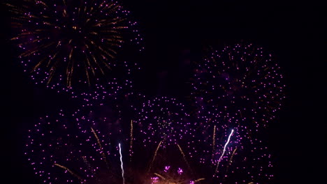 Fuegos-Artificiales-Coloridos-Festivos-Durante-La-Víspera-De-Año-Nuevo