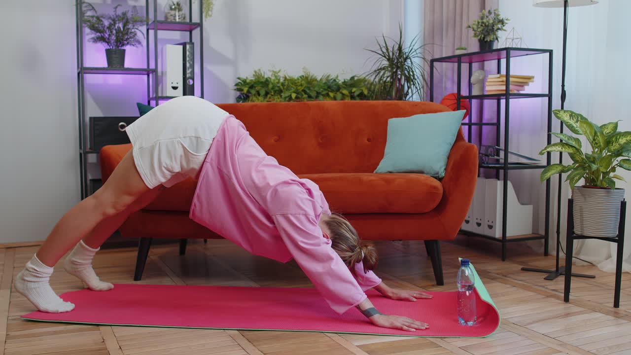 mujer joven haciendo yoga ejercicios de estiramiento en colchoneta, ejercicio, quemar calorías de grasa, entrenamiento en casa