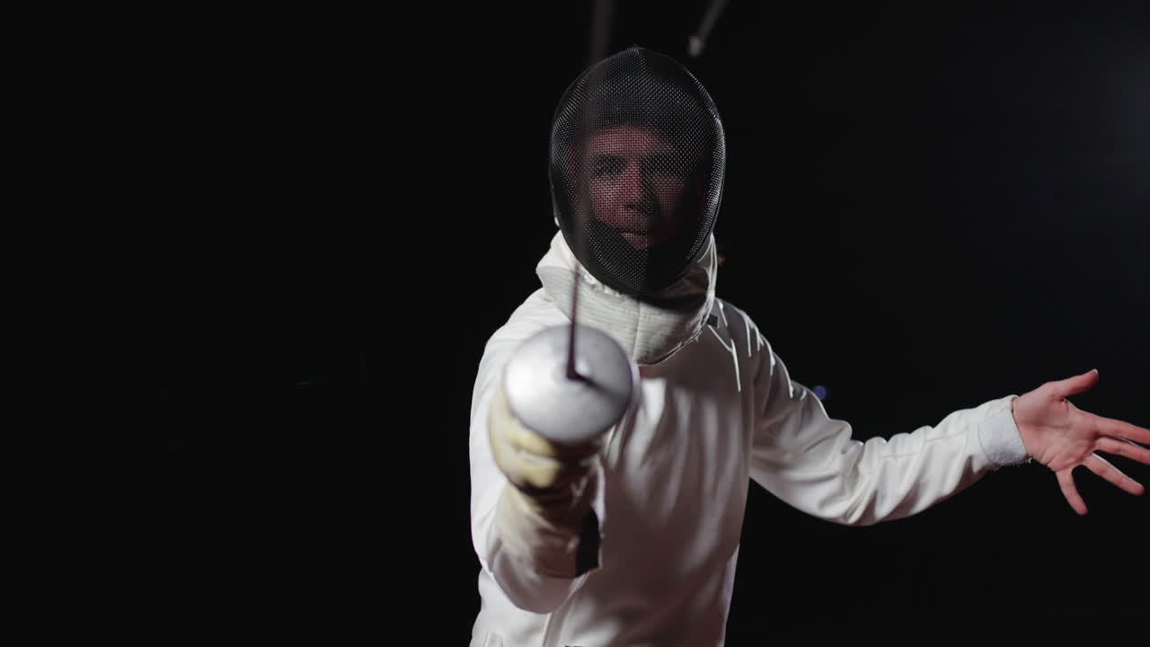 esgrimista en acción durante una competición