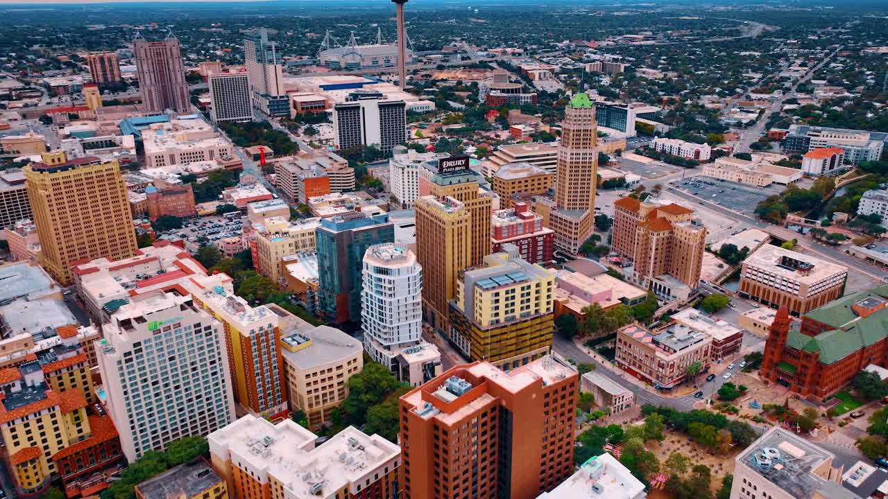 San Antonio Hoa Kỳ, ngày 14 tháng 8 năm 2025: Đường chân trời San Antonio với Tháp Châu Mỹ. Toàn cảnh trên không rộng lớn của San Antonio có Tháp Châu Mỹ và cảnh quan đô thị