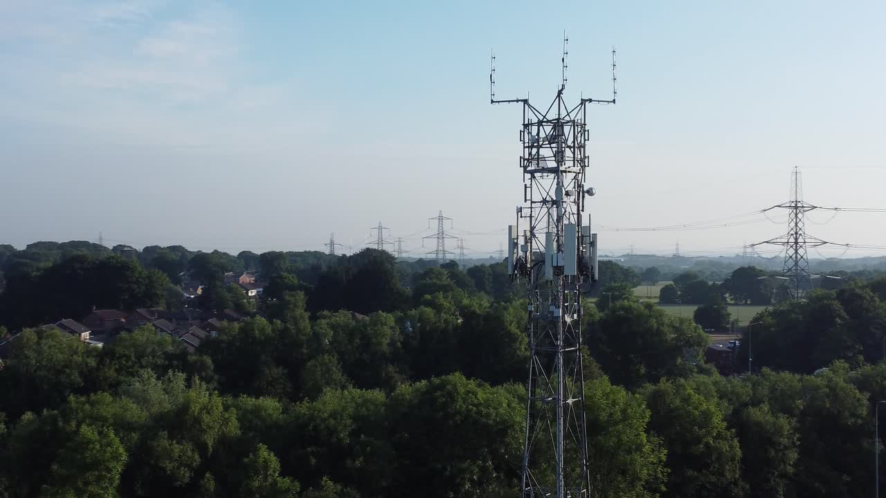 la antena de la torre de transmisión 5g en el paisaje rural británico, el fondo, el muñeco aéreo lento, la vista derecha.