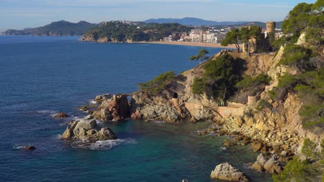 Castillo-Lloret-De-Mar-Europäischer-Strand-Im-Mittelmeer-Spanien-Weiße-Häuser-Ruhiges-Meer-Türkisblau-Begur-Costa-Brava-Ibiza