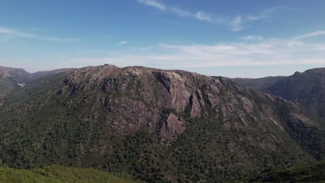 Volando-Sobre-Impresionantes-Rocas-De-Montaña