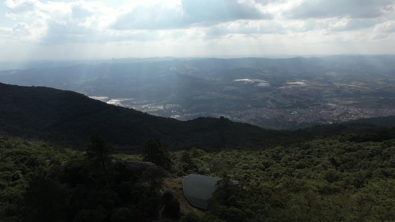 rampa de vuelo libre en extrema - minas gerais - brasil, revelando una naturaleza increíble con colinas y árboles