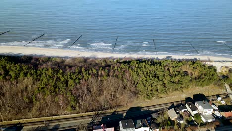 Neigung-Der-Strandbucht-Mit-Blauem-Meer-Und-Häusern-Neben-Der-Straße